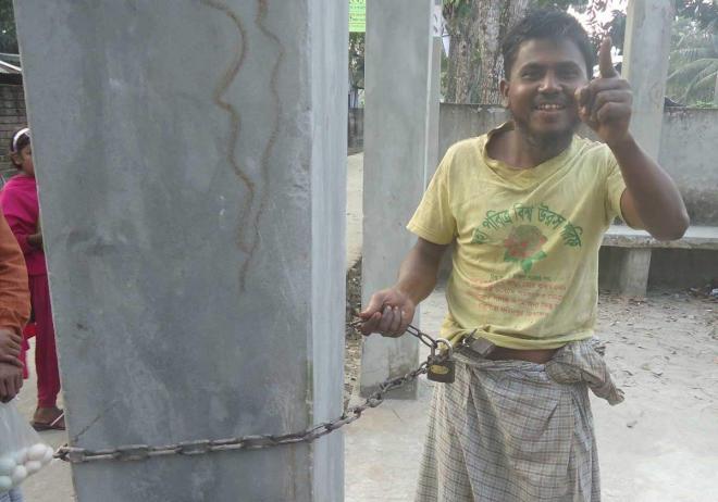 শিকলে বাঁধা প্রতিবন্ধি