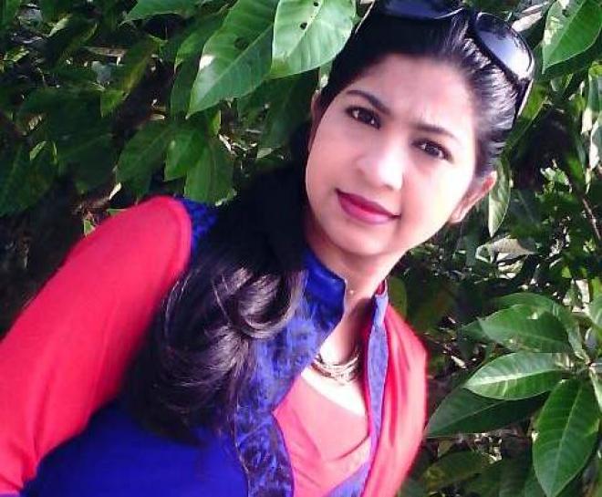 ডিজিটাল মেলায় সঙ্গীত পরিবেশন করছেন শিল্পী