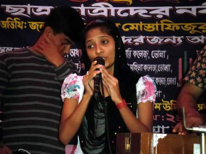 ডিজিটাল মেলার দ্বিতীয় দিনে সঙ্গীত পরিবেশন করছেন এক শিল্পী