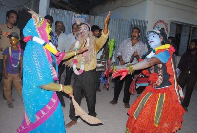 ঐতিহ্যের নীল নাচ : ছবি তুলেছেন দেবদাস মজুমদার