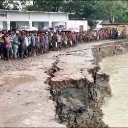 কীর্তনখোলা নদীর আকস্মিক ভাঙনে বাজার বিলীন