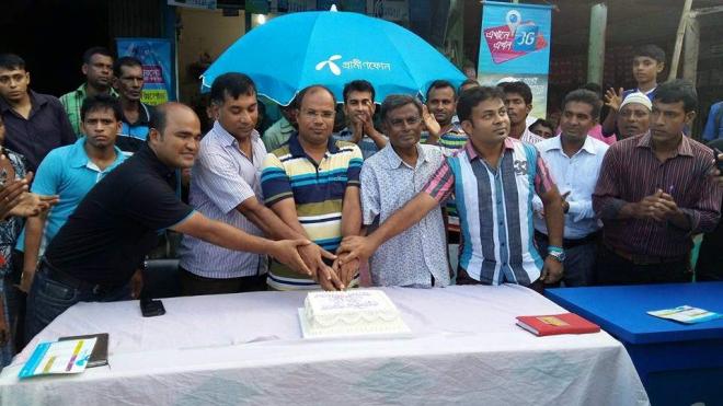 দৌলতখানে কেক কেটে গ্রামীণ ফোনের থ্রি-জি নেটওয়ার্কের উদ্বোধন করছেন উপজেলা নির্বাহী কর্মকর্তা মুস্তাফিজুর রহমান