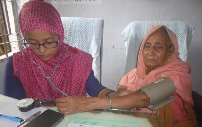 ঝালকাঠির গ্রামে কমিউনিটি ক্লিনিক থেকে সেবা নিচ্ছেন এক নারী
