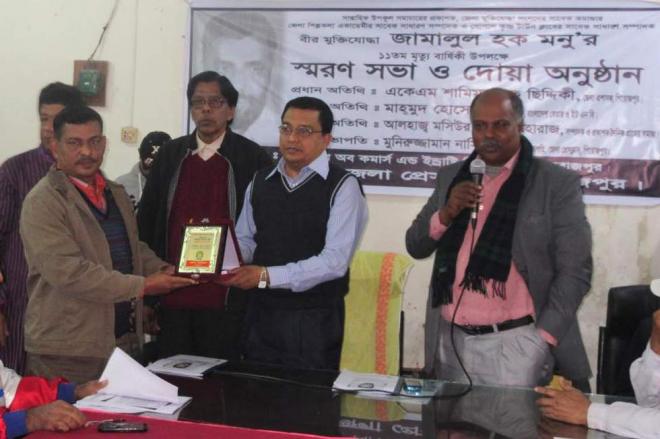 পদক গ্রহন করছেন সাংবাদিক রবিউল হাসান রবিন