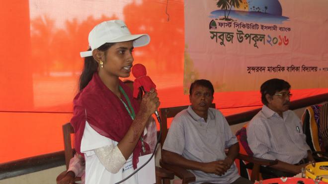 বক্তব্য দিচ্ছে পড়ুয়া সম্পা গাইন
