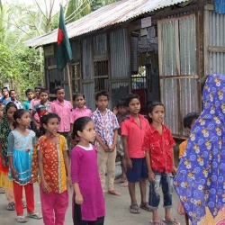 লক্ষ্মীপুরে শিখনকেন্দ্রে শিখছে সুবিধাবঞ্চিত শিশুরা