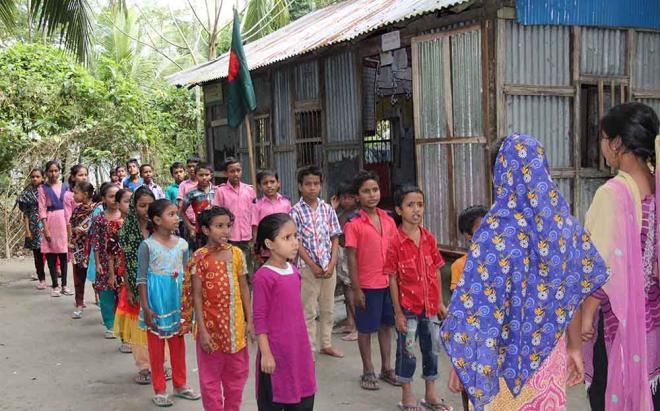 লক্ষ্মীপুরের একটি শিখনকেন্দ্র, ক্লাস শুরুর আগে প্যারেড