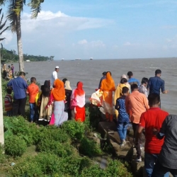 ঈদে পর্যটকদের পদচারণায় মুখর মতিরহাট মেঘনা বীচ