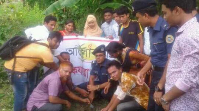 বৃক্ষরোপণ কর্মসূচির উদ্বোধন করছেন বরগুনা পুলিশ সুপার