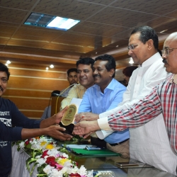 তৃতীয়বারের মত ডিআরইউ অ্যাওয়ার্ড পেলেন রফিকুল ইসলাম মন্টু