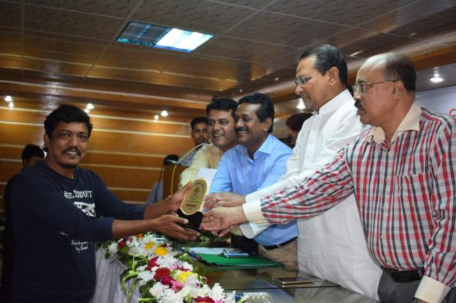 তথ্যমন্ত্রী হাসানুল হক ইনুর কাছ থেকে অ্যাওয়ার্ড গ্রহন করছেন রফিকুল ইসলাম মন্টু