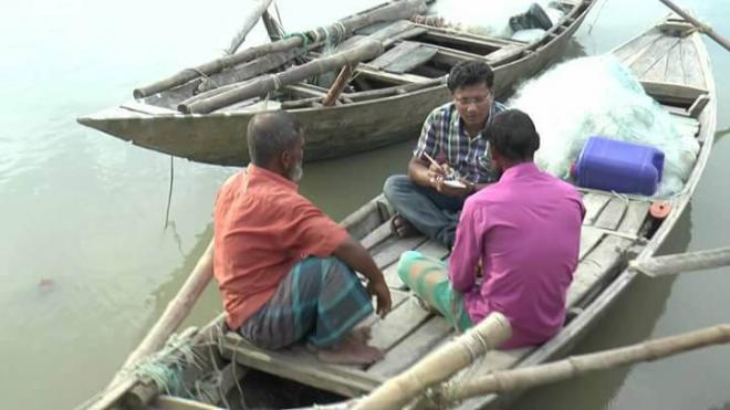 উপকূলের তরুণ সাংবাদিক ছোটন সাহা প্রান্তিক মানুষের সঙ্গে